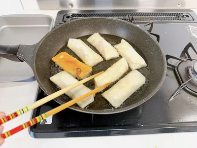 揚げ焼きの場合は、フライパンに1cm程度の油を入れて