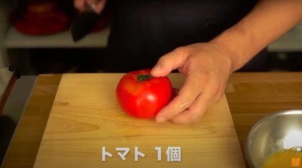 続いてトマトを切ります