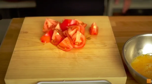 トマトを半分にし、3〜4等分のくし形にすればOK