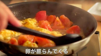 水分で蒸された卵が膨らんできます