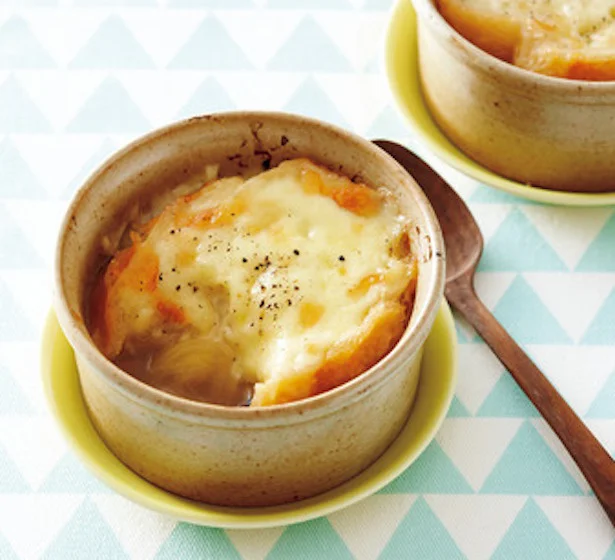 玉ねぎの甘みと、こんがり焼けたチーズが最高の相性！「オニオングラタンスープ」