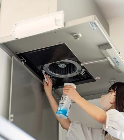 アルカリ電解水で油はねを拭く