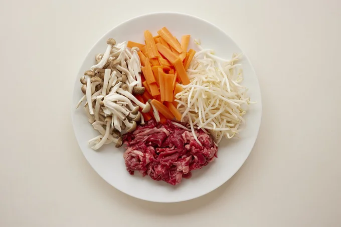 野菜はもやし、にんじん、しめじとお手頃食材で!