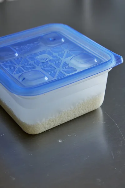 計量した水と一緒に、冷蔵室で冷やしながら給水&保存