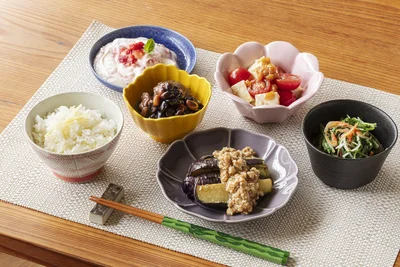  素材の持ち味を生かした、五味五色おかず6品