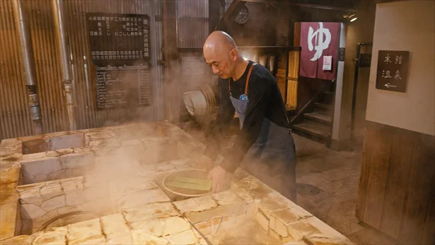 大分・別府で江戸時代から受け継がれる「地獄蒸し」は、温泉の噴気で野菜やいも、お肉などを蒸す調理法