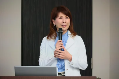 小林暁子先生