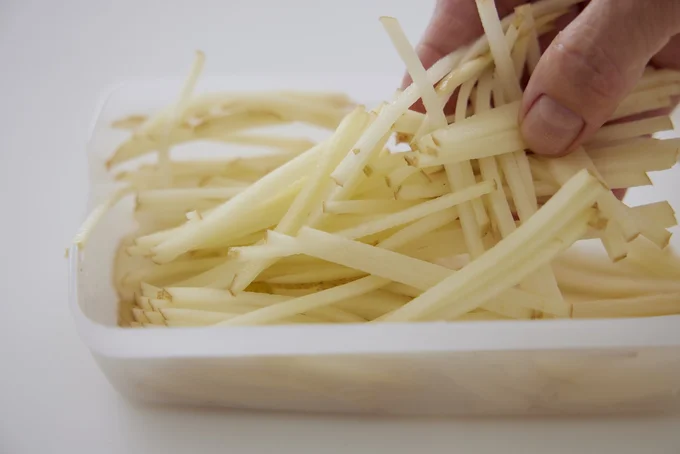 じゃがいもは皮つきのまま、せん切りにして焼くといっそう香ばしい!