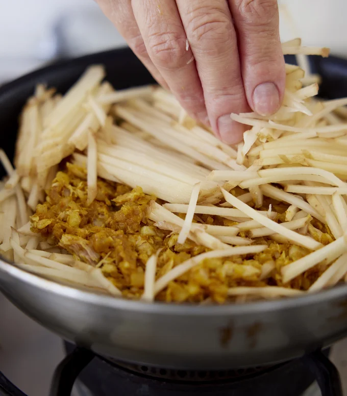 じゃがいもでツナカレーをサンドしてガレットに