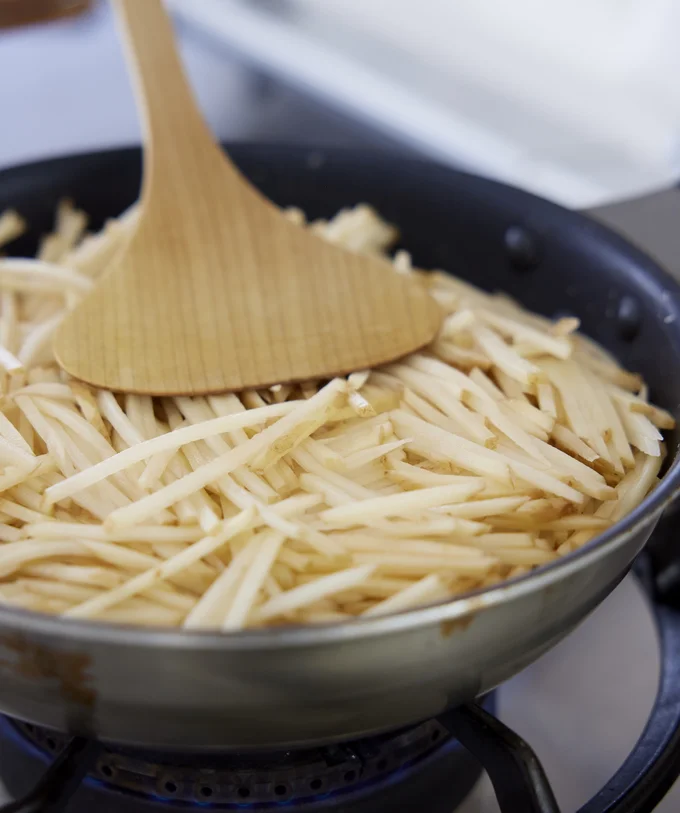 ガレットは、ギュッと押さえながら焼くのがコツ。こんがりカリッと仕上がり、じゃがいもの密着感もアップ
