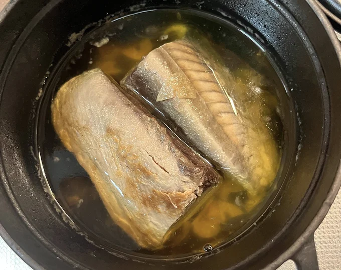 自家製ツナの作り方。刺身を小さめのフライパンに入れて、オリーブ油をひたひたに注ぎ、15分くらい煮れば完成！