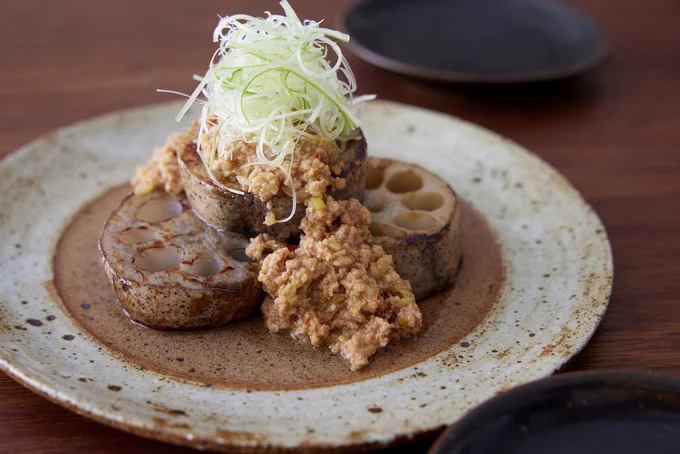 れんこんステーキに、ひき肉の坦坦風ソースをたっぷりかけて