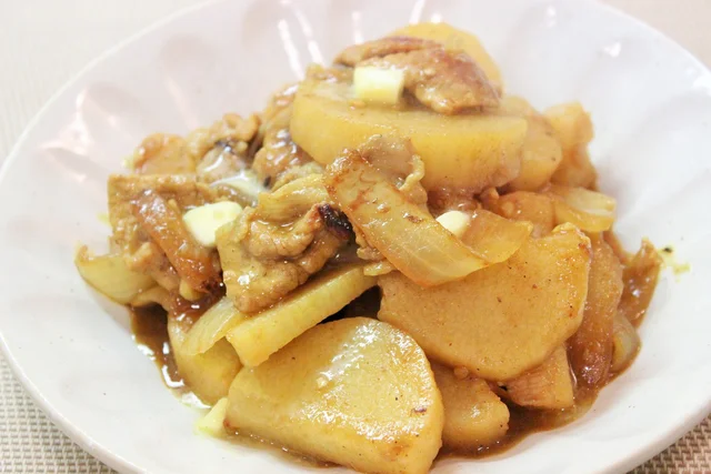 カレー味×バターのコクが染み渡る！「豚こまと長芋のカレーバターじょうゆ煮」