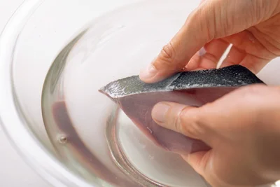 魚は皮目の部分に臭みがあるので、調理前によく洗って