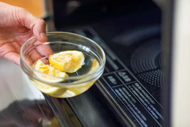 電子レンジに残った魚のにおいは、レモンや酢で消臭を