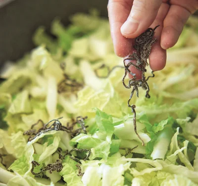 野菜にうまみ食材をのせる