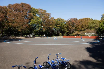 チリリン広場は平日もオープン。軽快な車輪が響きます