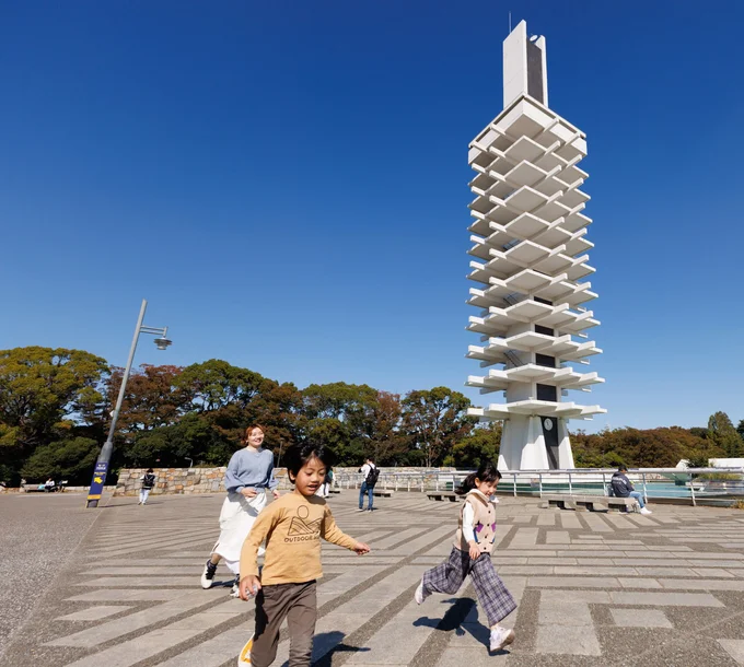 公園の中央部にはシンボリックなオリンピック記念塔がそびえています