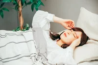 睡眠のお悩み別「耳もみ」テクをご紹介！「あしたが気になって」「手足が冷えて」寝つけないときのもみ方は？