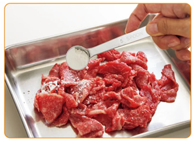 牛肉に小麦粉をまぶしておくと、肉が固くならない