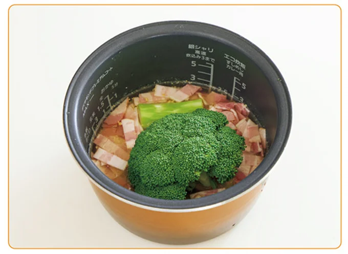 房、茎は炊くとやわらかくなるので、細かく切らずそのまま入れる
