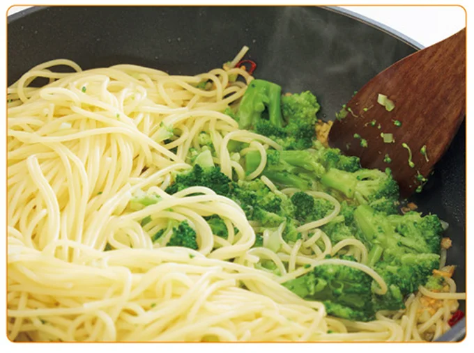 つぶしながら、スパゲティーにからめていく
