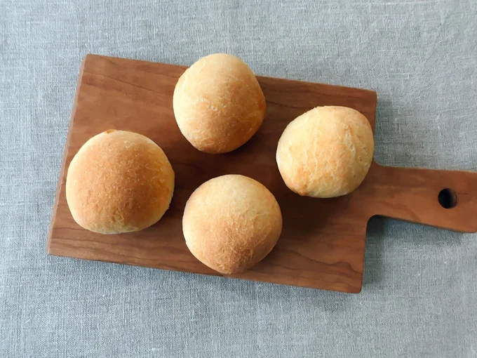 「焼くまで30分! 丸めて作る国産米粉パンミックス」を使って作った基本の丸パン
