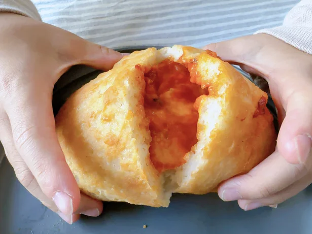 中にはチーズとソースがたっぷり!
