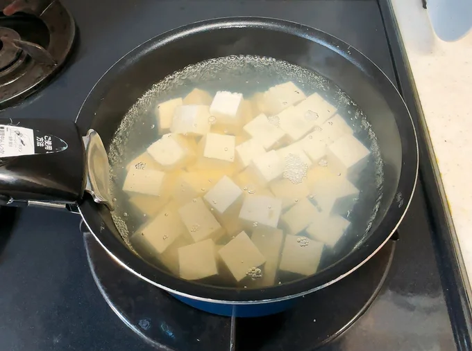 豆腐は湯通しすると、さらにおいしくなる！
