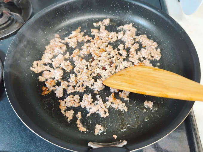 ひき肉は茶色くこうばしくなるまで炒めて