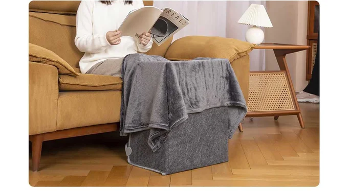  付属のふわふわ毛布をひざとパネルヒーターを覆うようにしてかければ、暖まった空気を逃がさずさらに快適！