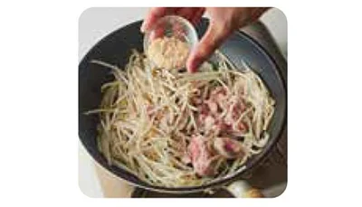 もやし、豚バラ薄切り肉、鶏ガラの素をさっと炒める
