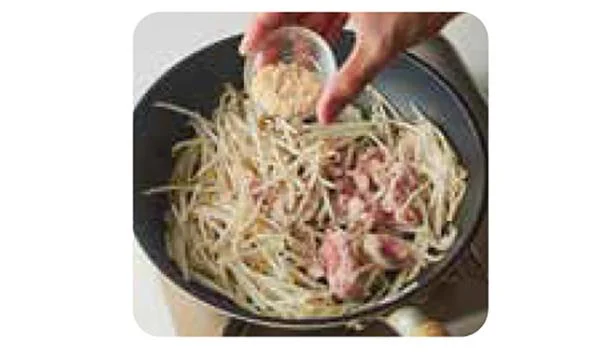 もやし、豚バラ薄切り肉、鶏ガラの素をさっと炒める