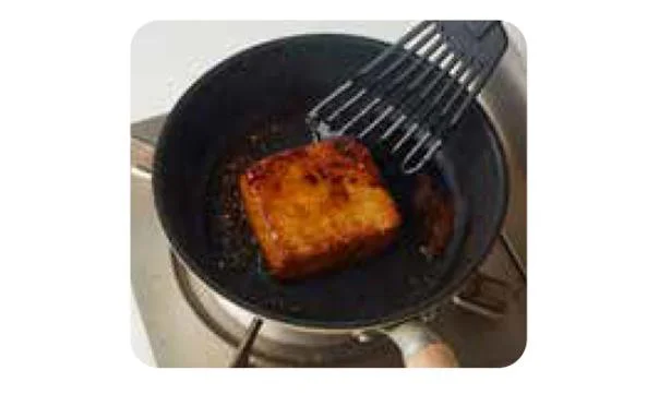 醤油、砂糖、おろしにんにくを加えて軽く煮詰める