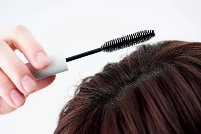 気になるアホ毛も落ち着く！▶セザンヌ ヘアケアマスカラ10 ダークブラウン 10ml アホ毛 白髪 髪色補正 速乾タイプ