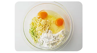 ボウルに材料を入れて混ぜる