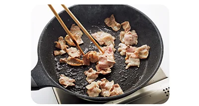 豚肉をカリッと焼いて取り出す