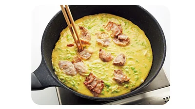 豚肉をのせて焼く