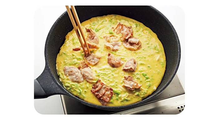 豚肉をのせて焼く