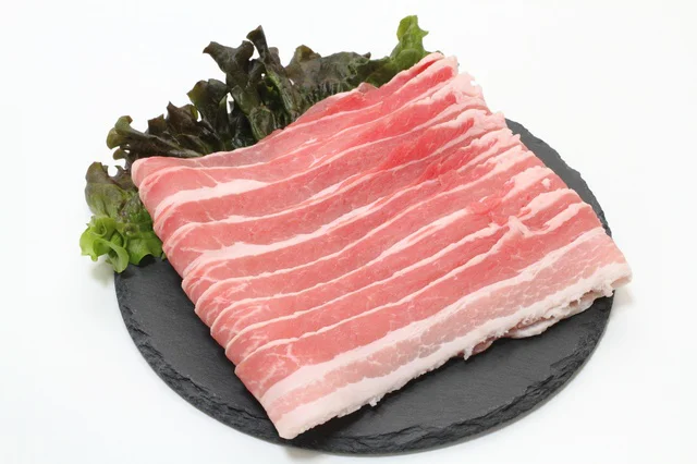 豚バラ肉のスライスを買うときは、色が鮮やかで、赤身と脂身部分の境目がはっきりしているものを選ぶと◎