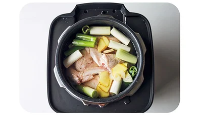 圧力鍋に具とスープの材料を入れ、沸騰してからふたをする