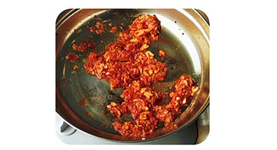 にんにく、しょうがを炒め、豆板醤も加えて炒める