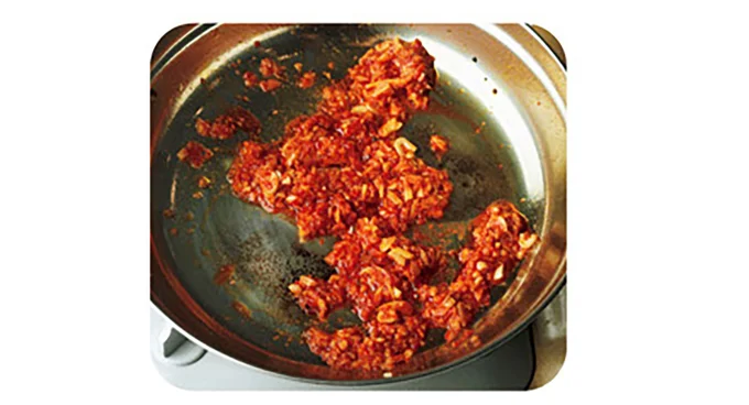 にんにく、しょうがを炒め、豆板醤も加えて炒める