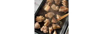ホットプレートにサラダ油をひき、鶏肉を入れて中温で両面焼く。