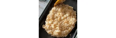 ホットプレートにご飯を入れてプレートに残っているタレと絡め、ご飯をプレートの真ん中に丸く寄せる。