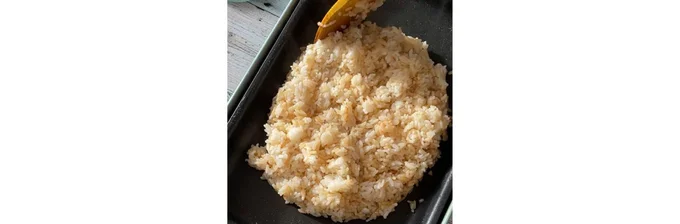 ホットプレートにご飯を入れてプレートに残っているタレと絡め、ご飯をプレートの真ん中に丸く寄せる。