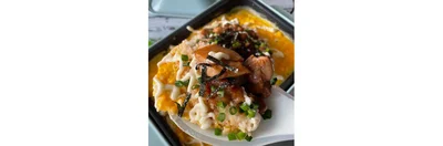 ご飯の上に鶏肉をのせ、マヨネーズをたっぷりかける。お好みで小口切りにした小ねぎと刻みのりを散らす。