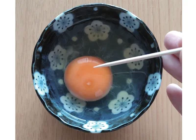 卵黄につまようじで数ヶ所穴を開ける