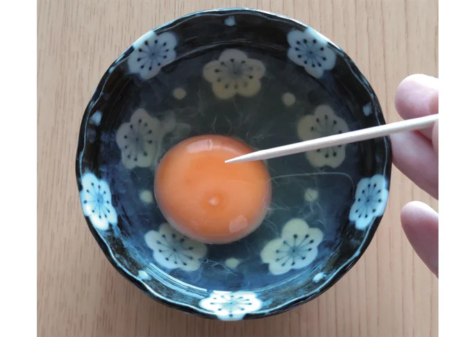 卵黄につまようじで数ヶ所穴を開ける