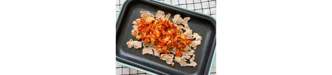 豚肉の色が少し変わってきたらキムチを加えて炒める。